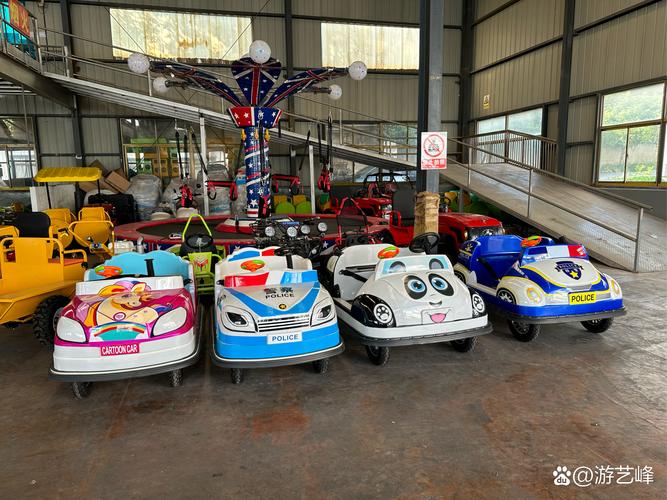 功夫熊猫碰碰车 广场游乐新宠，发光游艺器材的欢乐风暴